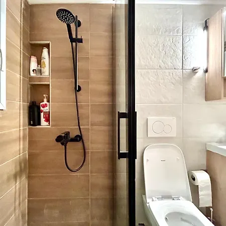 Elegant & Stylish 2nd Floor Flat - 3' From Metro Apartamento