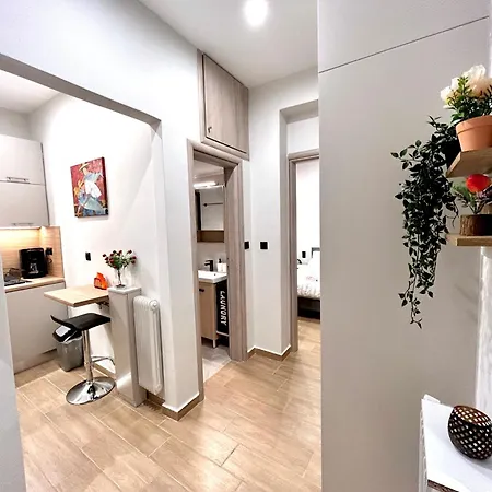 Elegant & Stylish 2nd Floor Flat - 3' From Metro Atenas