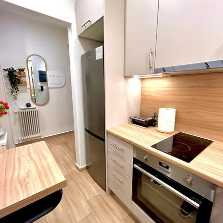 Elegant & Stylish 2nd Floor Flat - 3' From Metro Atenas